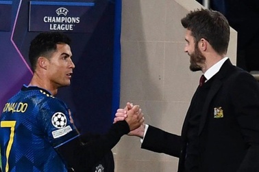 Ronaldo cảm ơn Michael Carrick, lấy lòng Ralf Rangnick