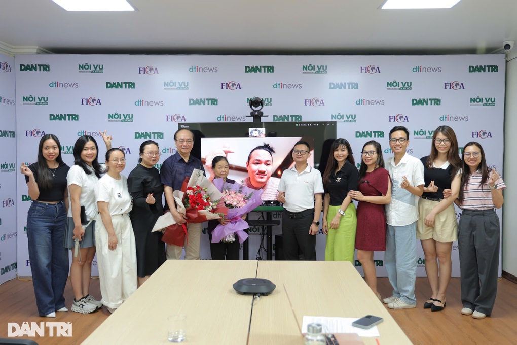Đạo diễn Pháp gặp mẹ Việt: Mẹ đừng khóc, dành nụ cười ngày hội ngộ - 9 Đạo diễn Pháp gặp mẹ Việt: Mẹ đừng khóc, dành nụ cười ngày hội ngộ - 9