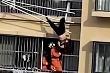 Thót tim khoảnh khắc cụ bà ngã nhào từ tầng 19 khi phơi quần áo