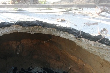 Hố "tử thần" xuất hiện ngay chân cầu, xe ben sa bánh