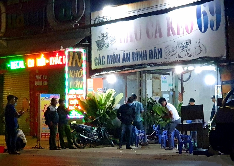 Bắt nhóm nghi can vụ thanh niên gục chết trên vỉa hè - 2 Bắt nhóm nghi can vụ thanh niên gục chết trên vỉa hè - 2
