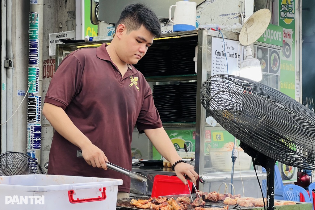Cơm treo độc lạ ở TPHCM: Cho đi ngay khi chỉ có một chút - 2 Cơm treo độc lạ ở TPHCM: Cho đi ngay khi chỉ có một chút - 2