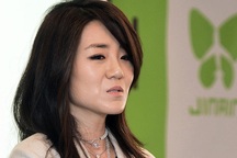 Con gái Chủ tịch Korean Air từ chức vì hất nước vào mặt nhân viên