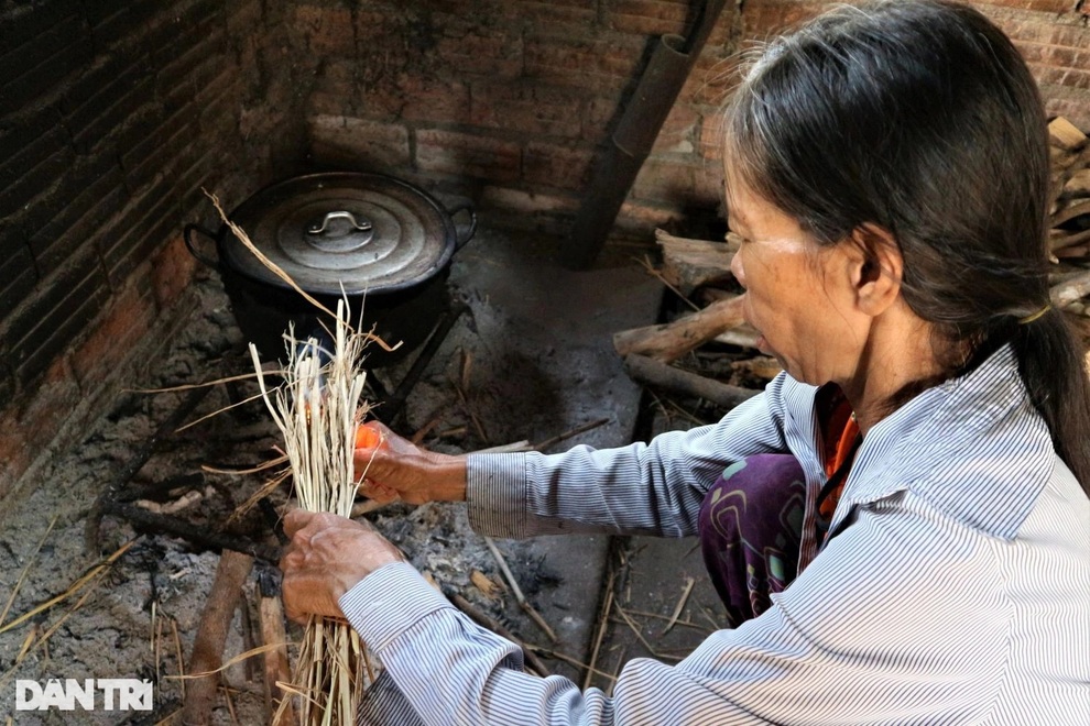 Hoàn cảnh éo le của nữ sinh có nguy cơ bỏ học, khẩn cầu sự giúp đỡ - 4 Hoàn cảnh éo le của nữ sinh có nguy cơ bỏ học, khẩn cầu sự giúp đỡ - 4