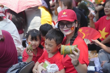 Thực phẩm, thuốc men theo chân người dân vượt trăm cây số xem A80