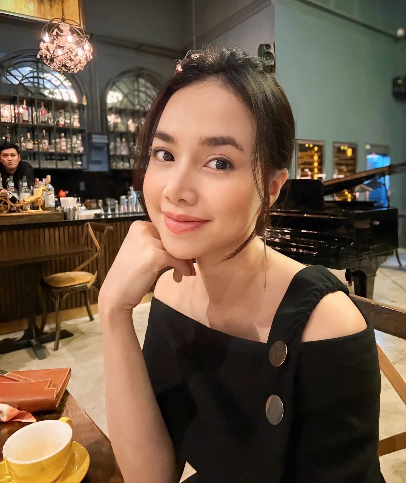 Đinh Ngọc Diệp: Từng là Hoa khôi Tây Đô, giờ viên mãn bên đạo diễn trăm tỷ - 3 Đinh Ngọc Diệp: Từng là Hoa khôi Tây Đô, giờ viên mãn bên đạo diễn trăm tỷ - 3