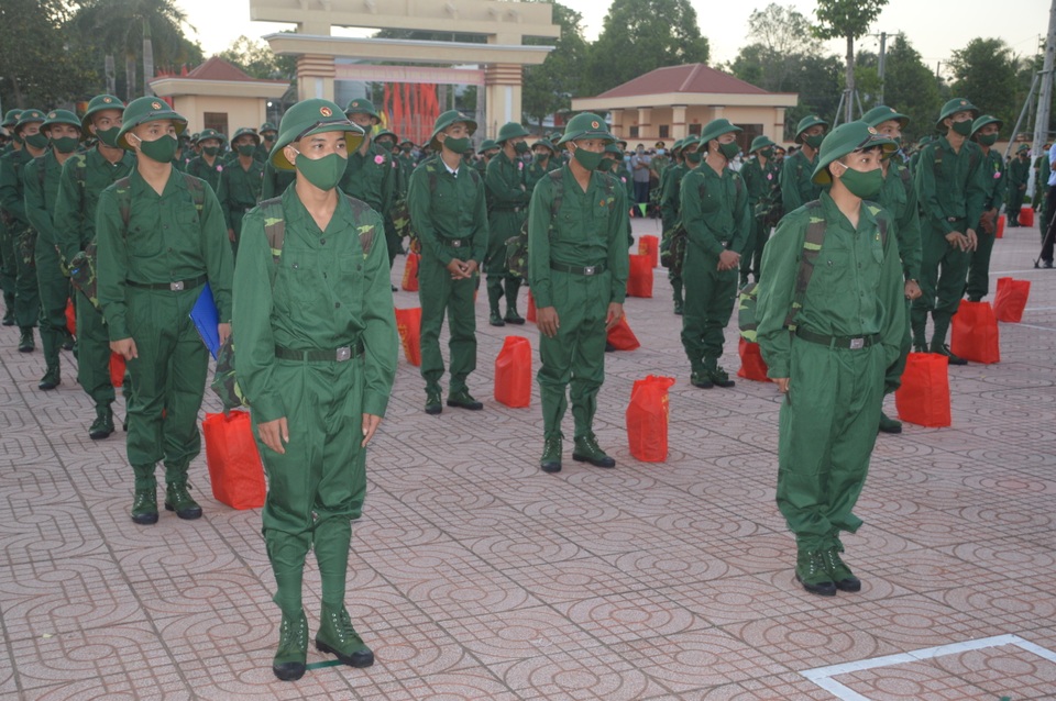 Hàng ngàn thanh niên hăng hái lên đường nhập ngũ - 4 Hàng ngàn thanh niên hăng hái lên đường nhập ngũ - 4