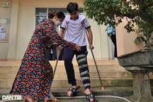 Nam sinh Cần Thơ nén đau chống nạng đi thi vào lớp 10