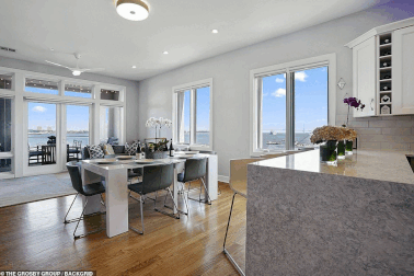 Ngắm căn hộ "triệu đô" của "tình trẻ" kém Kim Kardashian 13 tuổi