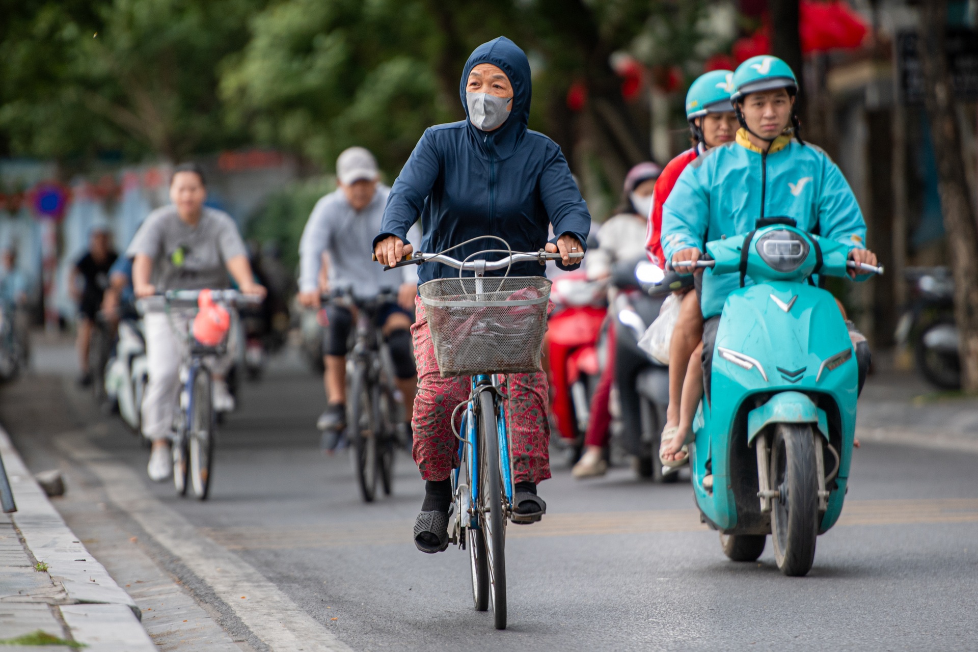Người Hà Nội khoác áo ấm trong ngày gió lạnh tràn về - 2 Người Hà Nội khoác áo ấm trong ngày gió lạnh tràn về - 2