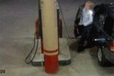 Cháy xe vì… áo len tích điện