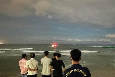 Xuyên đêm tìm kiếm 2 người mất tích khi tắm biển