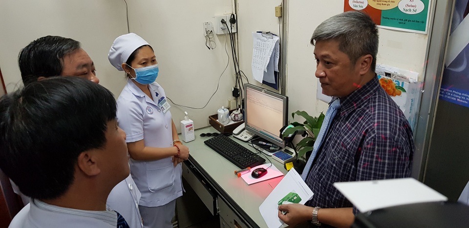 Dùng thẻ khám bệnh để chống “cò bệnh viện” và nạn móc túi - 5 Dùng thẻ khám bệnh để chống “cò bệnh viện” và nạn móc túi - 5