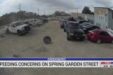 Ô tô bay "diệt gọn" 8 chiếc xe trong bãi đỗ bên đường