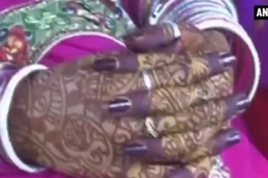 Quan chức Ấn Độ tặng gậy chống bạo hành cho 700 cô dâu