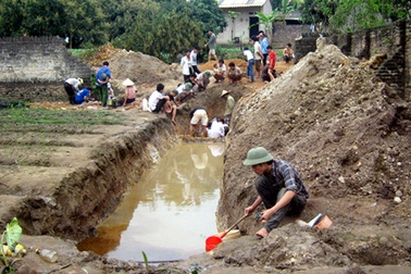 Bục téc chứa xăng dầu, dân đổ xô đi “mót”