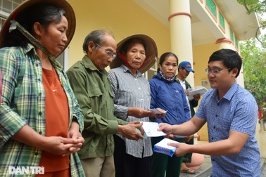 Trao tặng 300 triệu đồng của bạn đọc đến người dân rốn lũ Quảng Bình