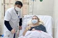 Cứu người phụ nữ nước ngoài bị tai nạn giao thông đa chấn thương