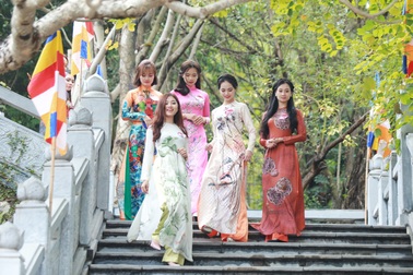 28 người đẹp Kinh Bắc thướt tha áo dài lên chùa Phật Tích