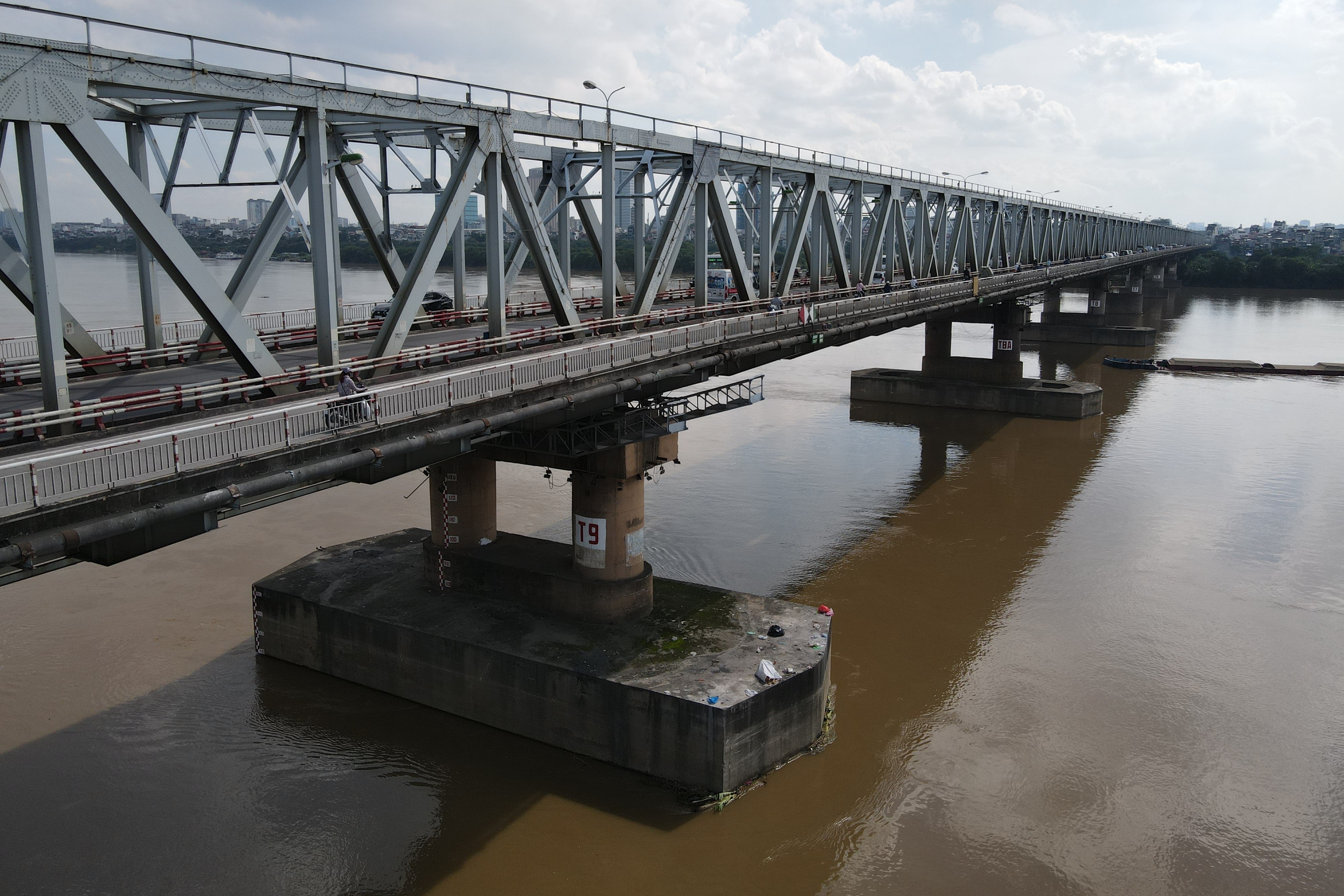 Hà Nội: Nhìn từ trên cao cây cầu huyết mạch đang được kiến nghị sửa chữa - 1 Hà Nội: Nhìn từ trên cao cây cầu huyết mạch đang được kiến nghị sửa chữa - 1