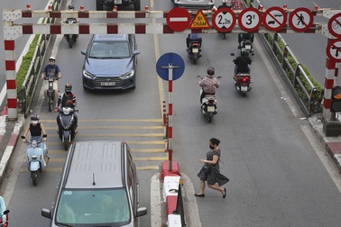 Người dân sang đường tùy tiện gây mất an toàn giao thông