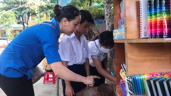 Các em học sinh có hoàn cảnh khó khăn được mua sắm miễn phí tại Nhà sách yêu thương 0 đồng”.