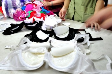 Dự kiến tuần sau có kết quả áo ngực chứa chất lạ