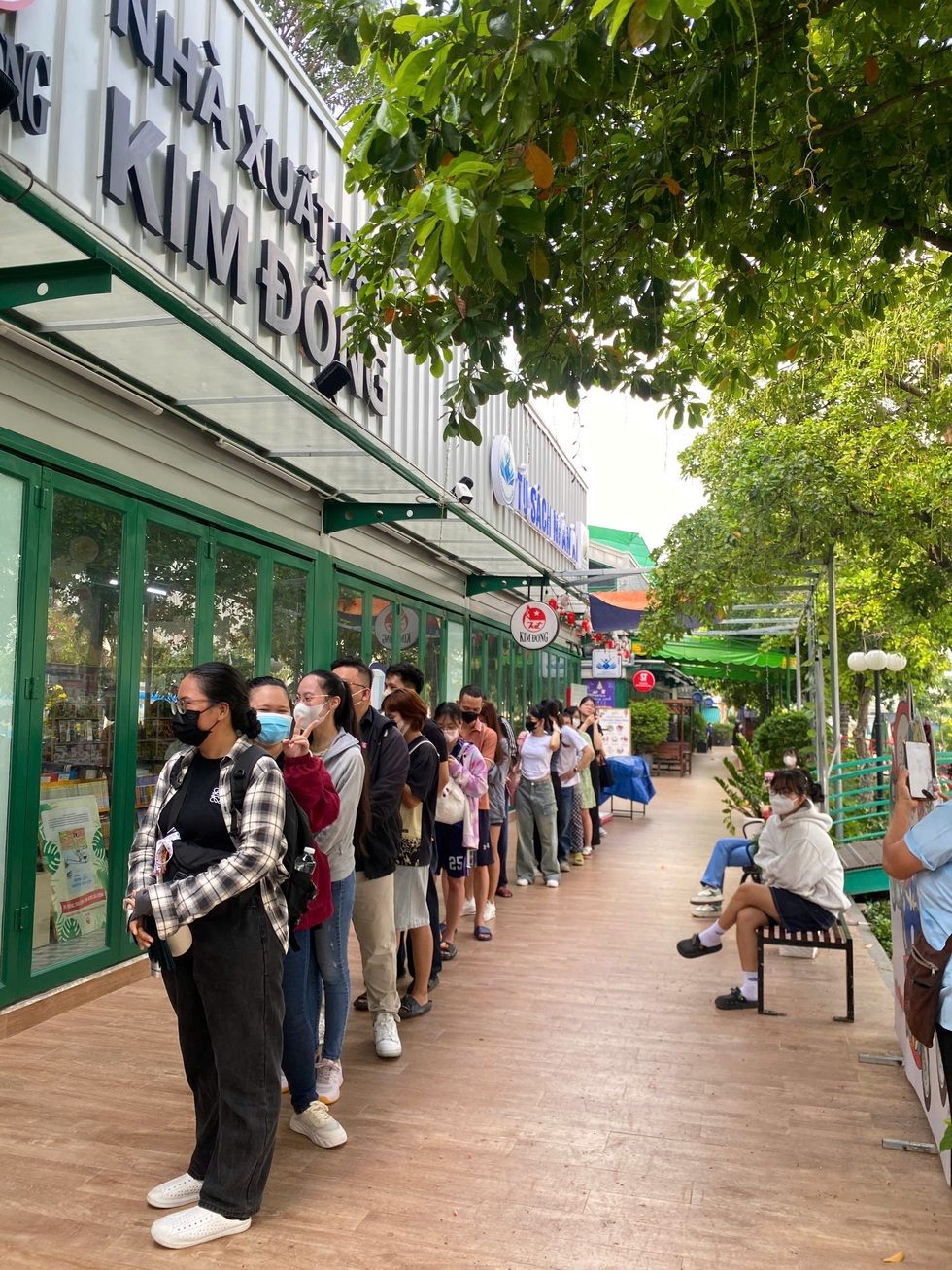 Đội mưa xếp hàng từ 5h, quyết săn lùng bộ truyện tuổi thơ Nữ hoàng Ai Cập - 4 Đội mưa xếp hàng từ 5h, quyết săn lùng bộ truyện tuổi thơ Nữ hoàng Ai Cập - 4