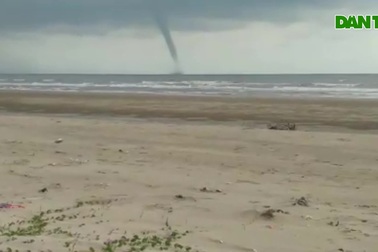 Xuất hiện 2 "vòi rồng" trên vùng biển Thanh Hóa