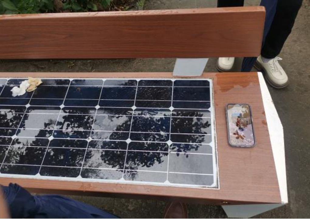 Ghế tích hợp sạc điện thoại không dây nhờ năng lượng mặt trời được lắp đặt tại làng Hòa Thuận giúp tạo sự tiện lợi cho các du khách (Ảnh: Huawei).