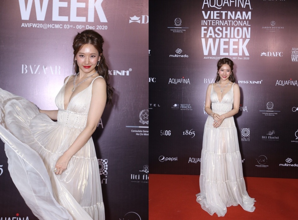 Hari Won diện váy xẻ ngực gợi cảm trên thảm đỏ thời trang - 1