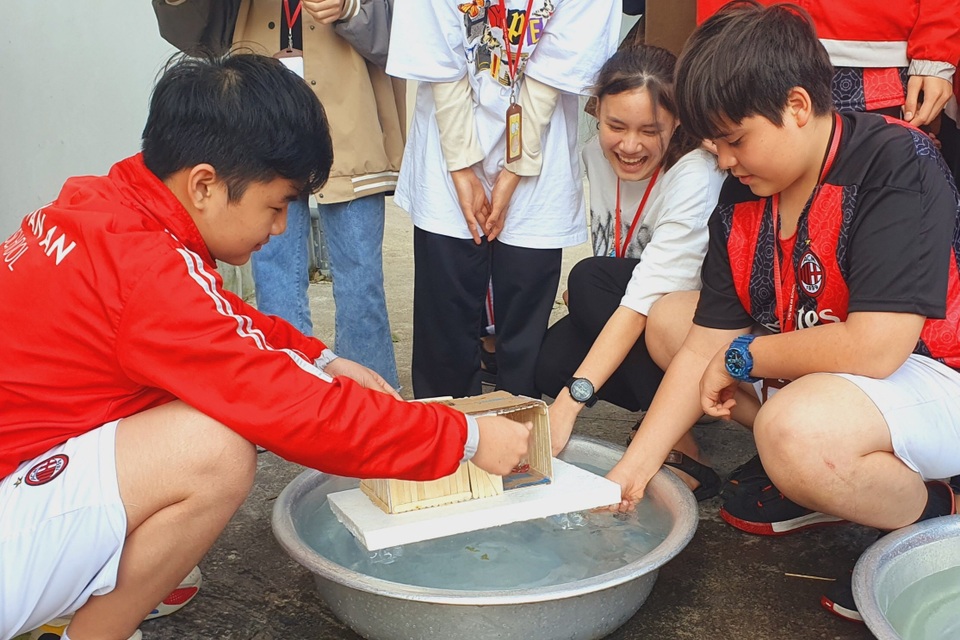 Học sinh lớp 8 sáng tạo nhiều mô hình nhà chống lũ cho người dân miền Trung - 2 Học sinh lớp 8 sáng tạo nhiều mô hình nhà chống lũ cho người dân miền Trung - 2