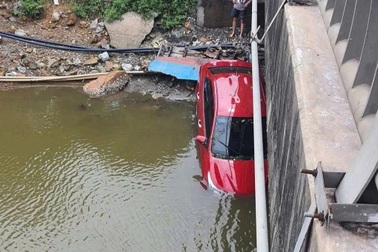 Ô tô con lao xuống sông, 4 người may mắn thoát nạn