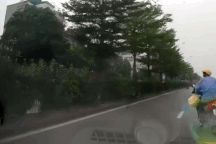 Chuyển làn bất cẩn, người đi xe máy bị ô tô quệt trúng