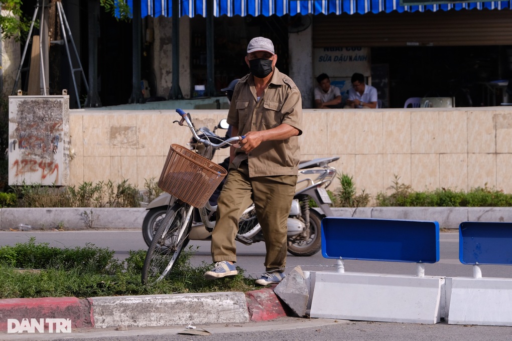 Vác xe, chạy ngược chiều vượt điểm nóng giao thông vừa phân luồng - 12