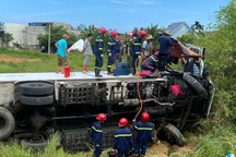 Cảnh sát cắt cabin xe tải để cứu tài xế