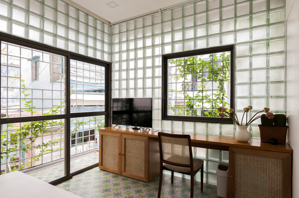 Ngỡ ngàng nhà kính 18m2 độc đáo được cải tạo từ nhà hoang ở Sài Gòn - 4 Ngỡ ngàng nhà kính 18m2 độc đáo được cải tạo từ nhà hoang ở Sài Gòn - 4