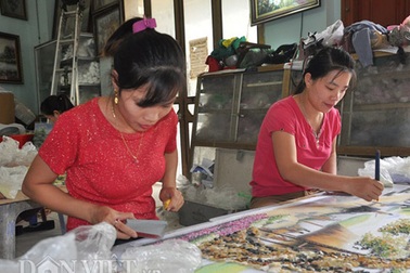 Thủ phủ đá quý Lục Yên "sống dậy" nhờ những bức tranh xuất ngoại