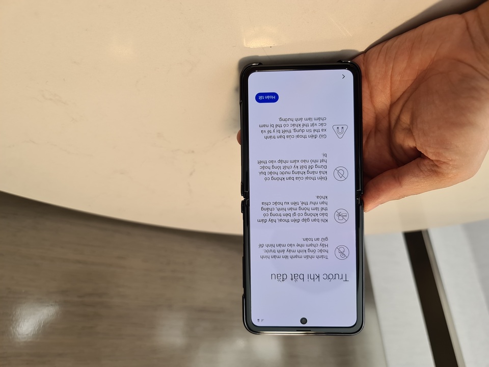 Cận cảnh smartphone màn hình gập Galaxy Z Flip - Nhỏ gọn và bóng bẩy - 7 Cận cảnh smartphone màn hình gập Galaxy Z Flip - Nhỏ gọn và bóng bẩy - 7