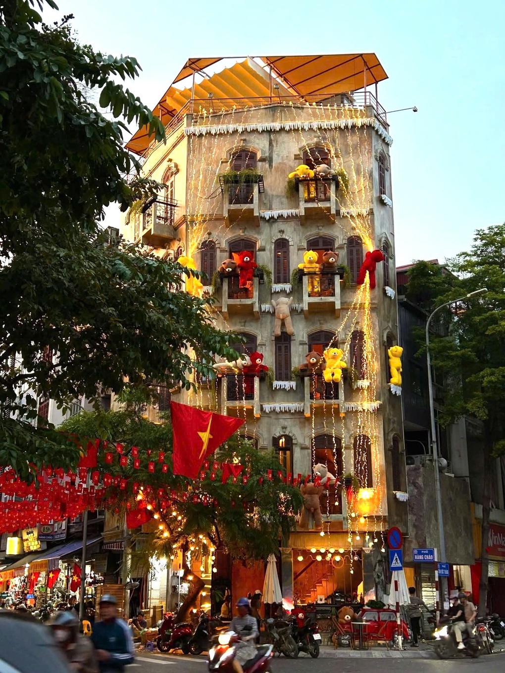 Top 5 quán cà phê ở Hà Nội trang trí Giáng sinh ấn tượng, chụp ảnh đẹp - 9 Top 5 quán cà phê ở Hà Nội trang trí Giáng sinh ấn tượng, chụp ảnh đẹp - 9