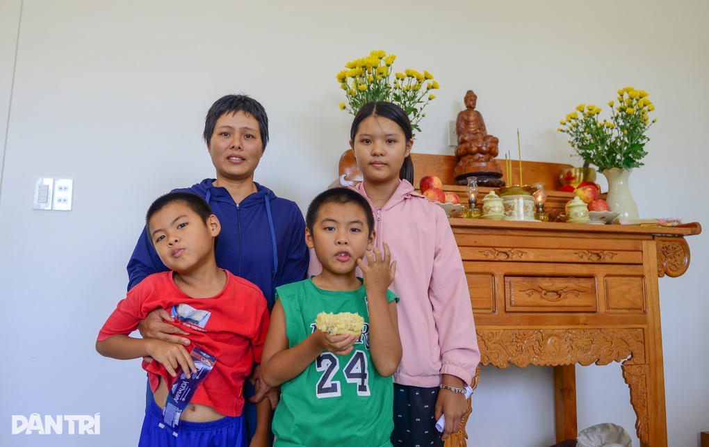 Người mẹ nghèo ở Lâm Đồng rơi nước mắt khi đón nhận căn nhà mơ ước - 4