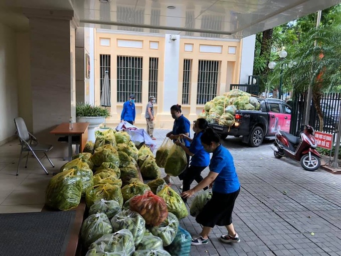 Hà Nội tặng quà các gia đình có hoàn cảnh khó khăn và lực lượng tuyến đầu chống dịch  - Ảnh 3.