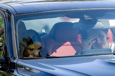 Brooklyn Beckham bật khóc bên bạn gái