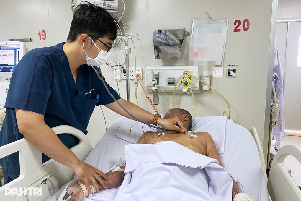 Bị tông xe khi chở con đi học, người cha ôm nợ vì nhiễm bệnh hiểm - 2