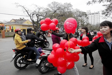 FPT Shop lại tô đỏ từng góc phố!