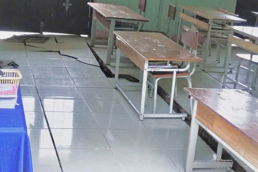 The classroom floor collapsed and cracked after the explosion, even though it was only built 3 months ago - 2 Nền phòng học sụt lún, nứt toác sau tiếng nổ dù mới xây 3 tháng - 2