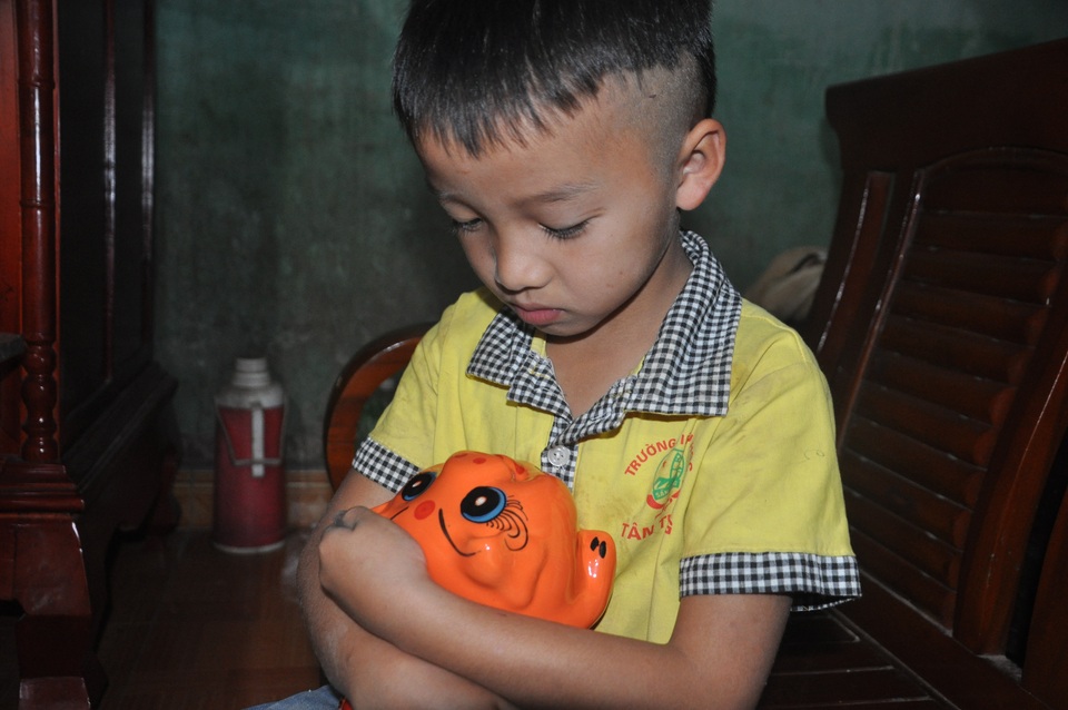 Xót thương 3 đứa trẻ thèm khát được nhìn thấy bố mẹ trở về... - 6 Xót thương 3 đứa trẻ thèm khát được nhìn thấy bố mẹ trở về... - 6