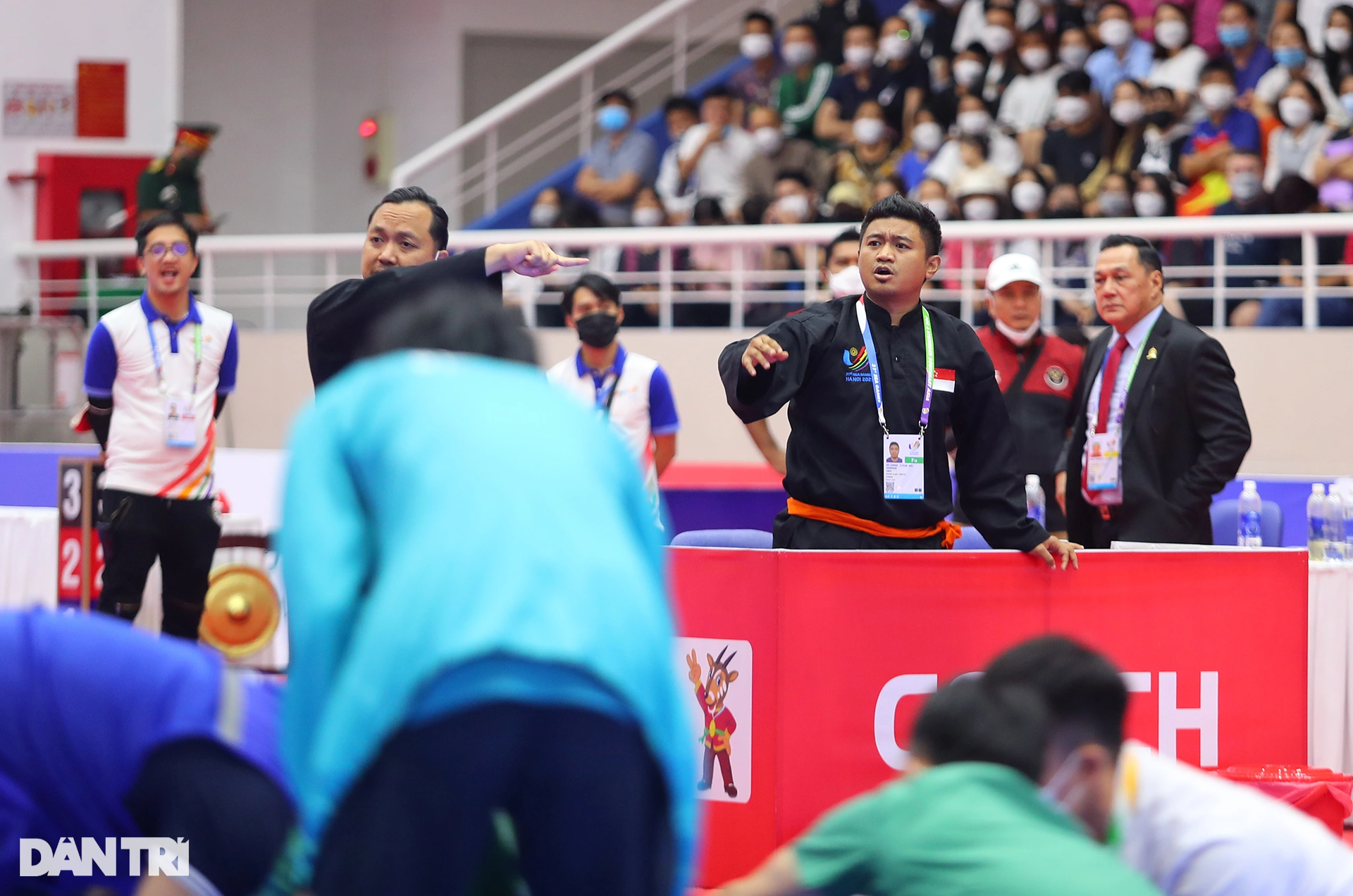 Nhiều VĐV chấn thương, nằm cáng rời sân trong ngày cuối thi Pencak Silat - 10 Nhiều VĐV chấn thương, nằm cáng rời sân trong ngày cuối thi Pencak Silat - 10