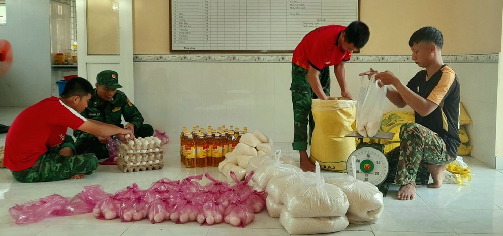 Bộ đội Biên phòng mổ heo, mua gạo... tặng bà con xã đảo khó khăn - 2 Bộ đội Biên phòng mổ heo, mua gạo... tặng bà con xã đảo khó khăn - 2