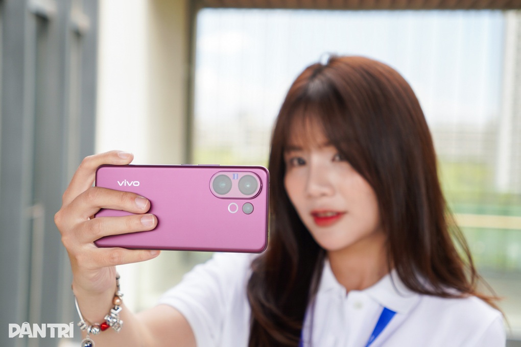 Trên tay vivo V60: Cạnh tranh OPPO Reno14, iPhone 16e - 10